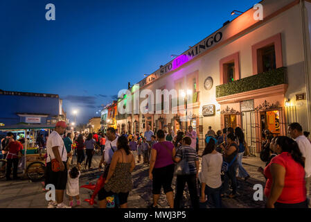 Menschen zu Fuß in die Fußgängerzone im historischen Zentrum der Stadt in der Nacht, Plaza Santo Domingo, Oaxaca, Mexiko Stockfoto