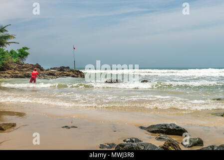 Itacaré, Brasilien - 7. Dezember 2016: Fischer an der erstaunlichen Natur am Itacarezinho Strand Stockfoto