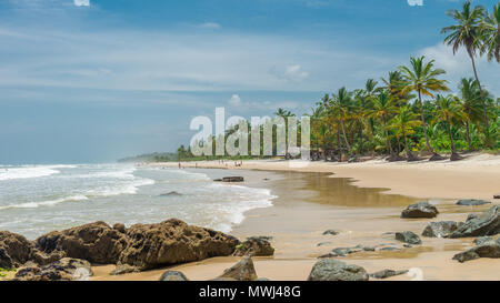 Itacaré, Brasilien - 7. Dezember 2016: Erstaunlich grün Natur am Itacarezinho Strand in Bahia Stockfoto