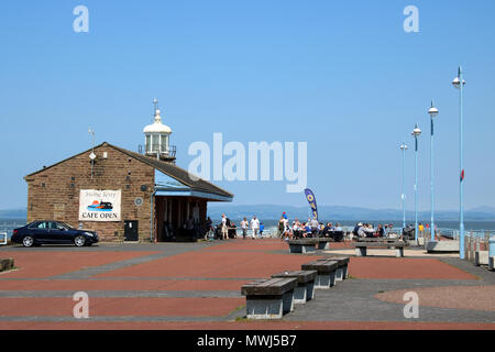 Blick entlang der Steinernen Steg, Morecambe in Richtung Café im alten Bahnhof Gebäude mit Blick über die Morecambe Bay in Richtung Lake District Hügel. Stockfoto