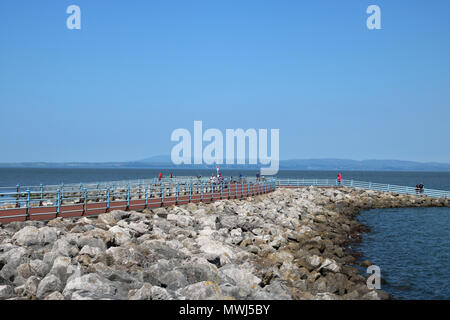 Blick von der Steinernen Steg in Morecambe suchen entlang der jüngsten Erweiterung der Steg in Morecambe Bay mit Trafalgar Punkt am fernen Ende auf. Stockfoto