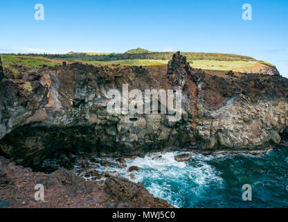 Meer Höhle von Lava vulkanischen Felsen erodiert, felsige Küstenlinie bei Ana Kai Tangata, Hanga Roa, Rapa Nui, Chile Stockfoto