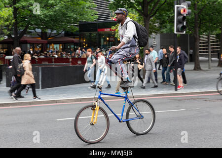 LONDON, Großbritannien - 24.Mai 2018: Ein Mann, eine 'Doppel-Decker "custom made Fahrrad in der London Bridge. Stockfoto