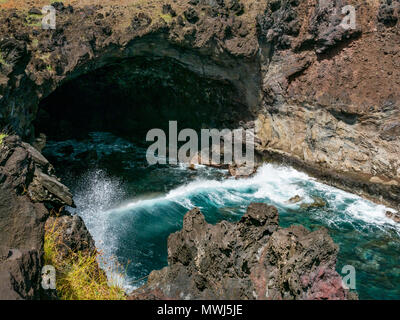 Meer Höhle von Lava vulkanischen Felsen erodiert, felsige Küstenlinie bei Ana Kai Tangata, Hanga Roa, Rapa Nui, Chile Stockfoto