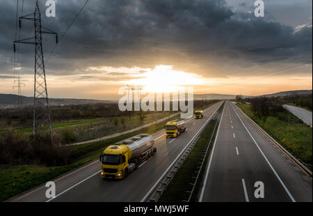 Wohnwagen oder Konvoi von Tankwagen in Linie auf ein Land Autobahn Stockfoto