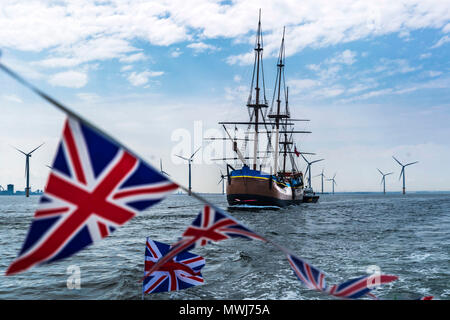 HM Bark Endeavour, eine Maßstäbliche Nachbildung von Kapitän Cook's, wird von einem schubschiff von Middlesbrough zu seinen ständigen Wohnsitz in Whitby gezogen. Stockfoto