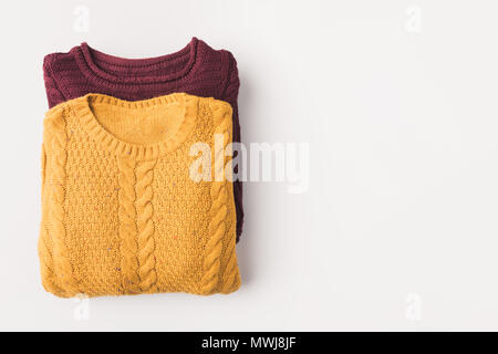 Ansicht von oben in zwei modischen gestrickte Pullover, weiß mit Kopie Raum isoliert Stockfoto