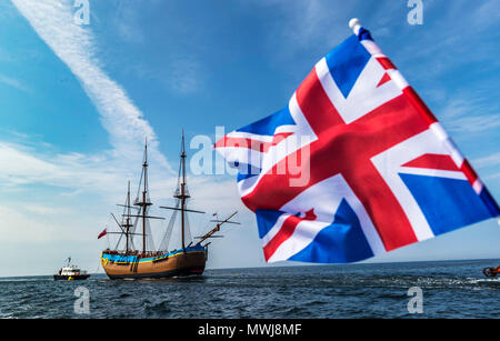 HM Bark Endeavour, eine Maßstäbliche Nachbildung von Kapitän Cook's, wird von einem schubschiff von Middlesbrough zu seinen ständigen Wohnsitz in Whitby gezogen. Stockfoto