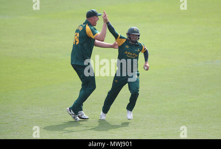 Nottinghamshire Kapitän Steven Mullaney (rechts) feiert mit Lukas Fletcher nach dem Fang Worcestershire' Ben Cox bei einem Royal London einen Tag Cup Nord gruppenspiel an der Trent Brücke, Nottingham. Stockfoto