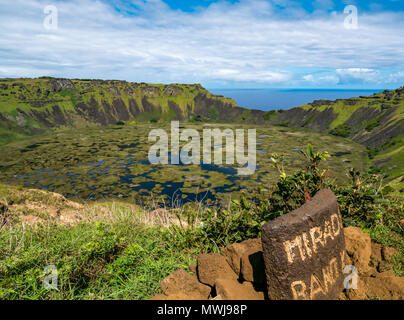 Aussichtspunkt am Kraterrand, erloschenen Vulkan Rano Kau, mit Feuchtgebiet in Krater und Ozean, Osterinsel, Rapa Nui, Chile Stockfoto