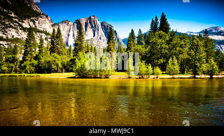 Wasserfall, vom Merced Fluss aus gesehen, Cook Wiese, South Side Dr. Yosemite Nationalpark, in der westlichen Sierra Nevada, Zentralkalifornien, Amerika Stockfoto