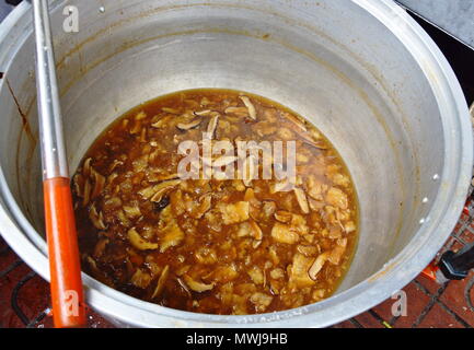 Geschmorter Fisch maw mit roter Soße in Jumbo pot Stockfoto