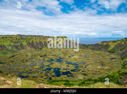 Kraterrand, erloschenen Vulkan Rano Kau, mit Feuchtgebiet in Krater, der Osterinsel, Rapa Nui, Chile Stockfoto