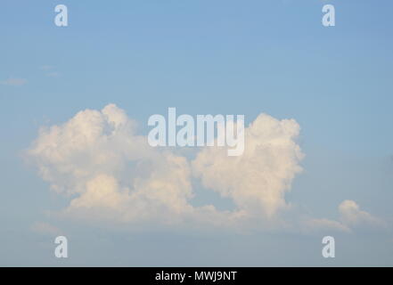 Blauer Himmel und Cloud Hintergrund Stockfoto