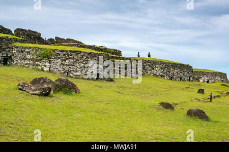 Runde traditionellen, aus Stein gebauten Häuser in Orongo, wo die jährlichen Birdman, oder Tangata Manu Zeremonie fand eine Rußig tern Ei von einer Insel zu sammeln Stockfoto
