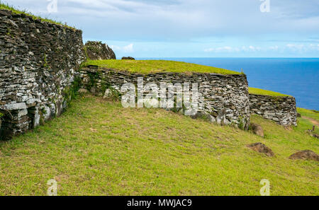 Runde traditionellen, aus Stein gebauten Häuser in Orongo, wo die jährlichen Birdman, oder Tangata Manu Zeremonie fand eine Rußig tern Ei von einer Insel zu sammeln Stockfoto