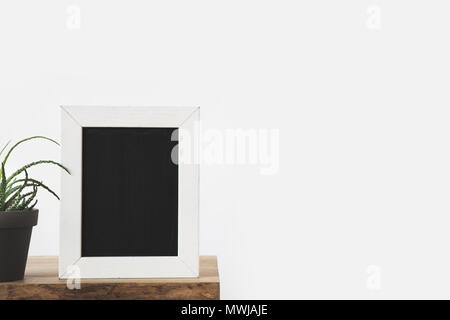 Tafel in Rahmen und Anlage auf Tabelle auf Weiß Stockfoto