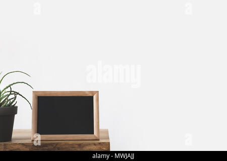 Tafel in Rahmen und Anlage auf Tabelle auf Weiß Stockfoto
