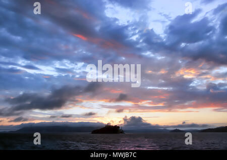 Die Insel Alcatraz Sonnenuntergang wie aus einem Boot gesehen. Stockfoto