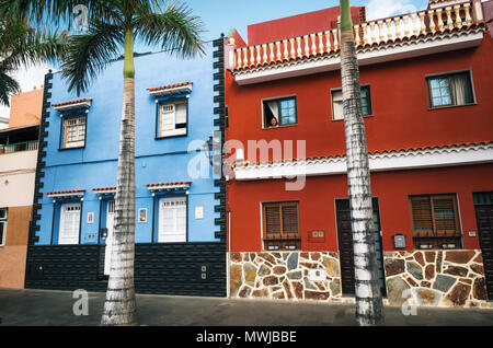 Puerto de la Cruz, Teneriffa, Kanarische Inseln - 30. Mai 2017: Bunte retro Häuser mit lokalen Frau im Fenster Stockfoto