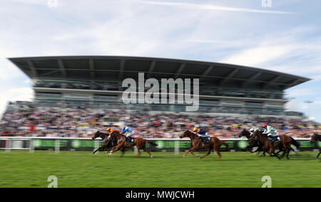 Gemeinschafts-Equity geritten von Jack Garritty (ganz links, orange Cap) gewinnt den Investec Zebra Handicap vor Rasche Verabschiedung geritten von Oisin Murphy (Nr. 8) während der Damen Tag des 2018 von Investec Derby Festival an der Pferderennbahn Epsom Downs, Epsom. Stockfoto