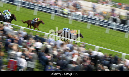 Gemeinschafts-Equity geritten von Jockey Jack Garritty auf seinem Weg zum Gewinnen der Investec Zebra Behinderung bei Damen Tag des 2018 von Investec Derby Festival an der Pferderennbahn Epsom Downs, Epsom. Stockfoto