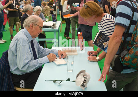 Alexander McCall Smith Unterzeichnung Bücher für Fans in der Buchhandlung an der Hay Festival 2018 Hay-on-Wye Powys Wales UK Stockfoto