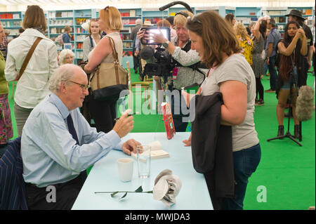 Alexander McCall Smith Unterzeichnung Bücher für Fans in der Buchhandlung an der Hay Festival 2018 Hay-on-Wye Powys Wales UK Stockfoto