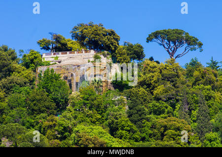 Wasserfall im Parc de la Colline du Château, Nizza, Frankreich Stockfoto
