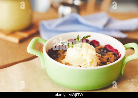Nahaufnahme von Berry crumble in Topf mit Eis serviert. Stockfoto