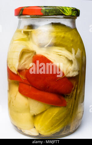 Gläser mit Gurken, grüne Gurke, Paprika, Kraut, Dill, Knoblauch. Gemischte marinierte Gemüse im Glas Stockfoto