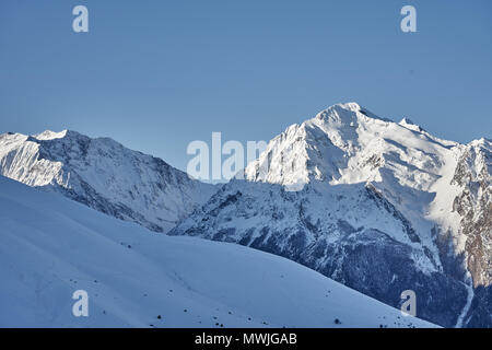 Sonnenaufgang über die schneebedeckten Pyrenäen Stockfoto