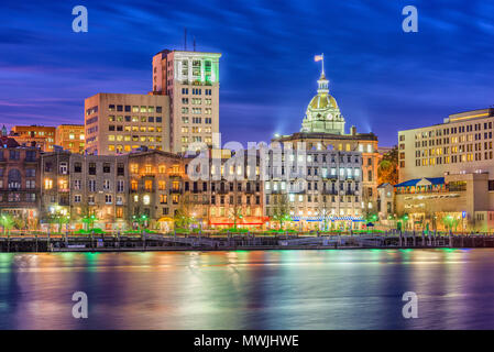 Savannah, Georgia, USA Stadtbild auf River Street in der Morgendämmerung. Stockfoto