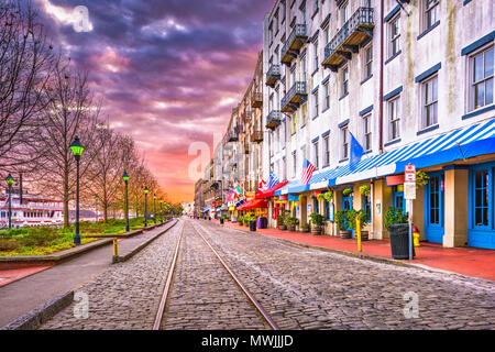 Savannah, Georgia, USA Stadtbild auf River Street in der Morgendämmerung. Stockfoto