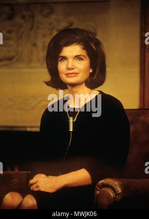 JACQUELINE KENNEDY ONASSIS (1929-1994) ehemalige Frau von John F. Kennedy, hier über 1962 bei einem TV-Interview. Stockfoto