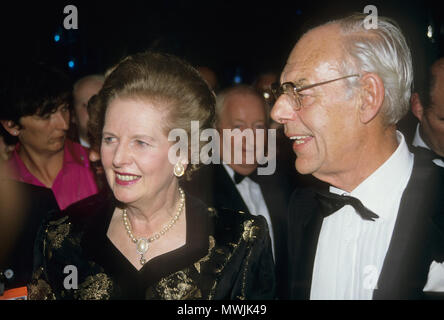 MARGARET THATCHER (1925-2013) konservative Parteichef mit Ehemann Denis über 1990 Stockfoto