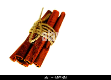 Cinnamon Sticks mit Jute Seil auf isolierten weißen Hintergrund gebunden Stockfoto