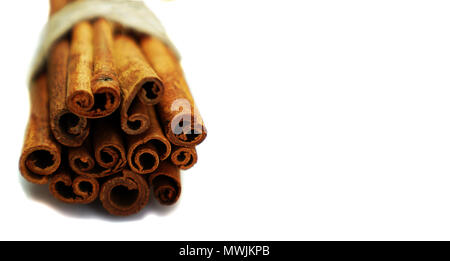 Cinnamon Sticks mit Jute Seil auf isolierten weißen Hintergrund gebunden Stockfoto