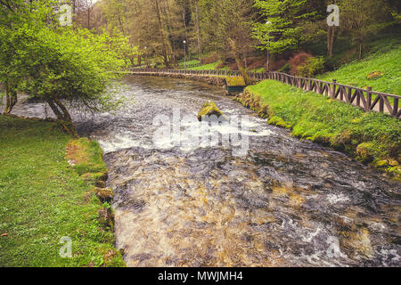 Bosna Flusses im Naturpark Vrelo Bosne in der Nähe von Sarajevo, Bosnien und Herzegowina. Vintage Style. Stockfoto