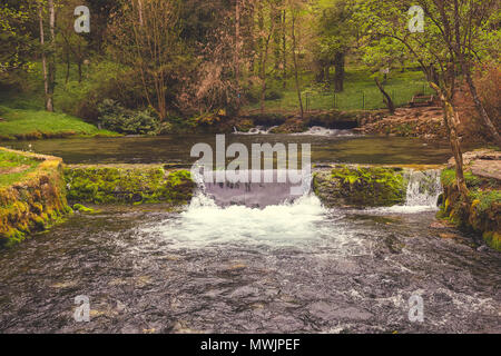 Die Bosnien Fluss Quelle in der Natur Park Vrelo Bosne in der Nähe von Sarajevo, Bosnien und Herzegowina. Vintage Style. Stockfoto