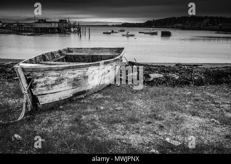 Alte Heu harken sitzen nur Rost entfernt, zusammen mit dem Eisernen Tor, und der kleine blaue Vogel Haus vergessen. Aber touristische und antiken Händler möchten Sie alle. Stockfoto