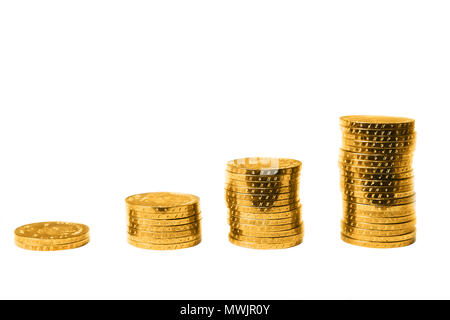 Einsparungen, die Spalten der Goldmünzen auf weißem Hintergrund. Konzept der Geld von Münzen. Stockfoto