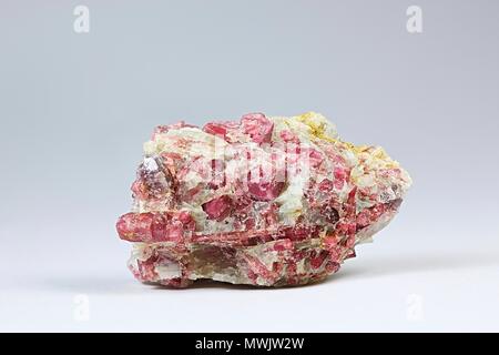Rote Kristalle von lithiium Turmalin genannt Elbait oder rubellit aus Haapaluoma Lithium Steinbruch in Finnland Stockfoto