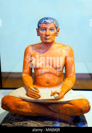 Ägyptische Kunst sitzenden Schreiber. Alte Königreich. 2600-2350 v. Chr. in Sakkara gefunden. Malte Kalkstein, Augen eingebettet in Bergkristall in Kupfer. Stockfoto