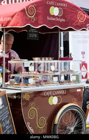 Handgefertigte cannoli für Verkauf an ein Food Festival. Oxfordshire, England Stockfoto