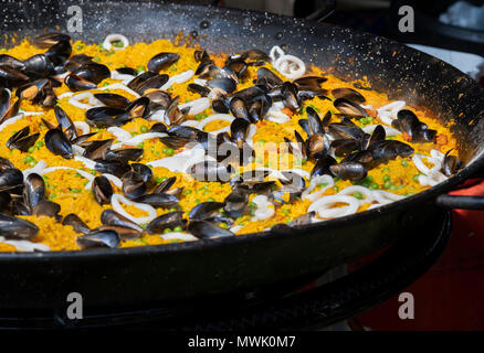 Meeresfrüchte Paella in einer großen Pfanne in einem Food Festival serviert wird. Oxfordshire, England Stockfoto