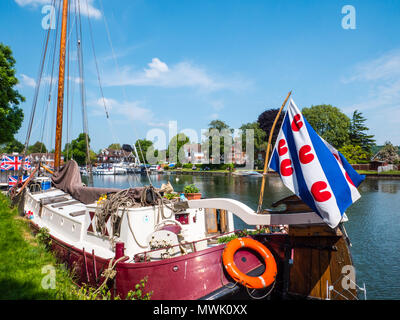 Boote am Ufer der Themse, Cookham, (mit Bourne End auf weit Bank), Berkshire, England, UK, GB. Stockfoto