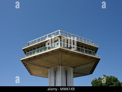 Konkrete sechseckige Pennine Tower Restaurant gestärkt werden, bei forton Lancaster Services auf der Autobahn m6 in der North West England Großbritannien Stockfoto