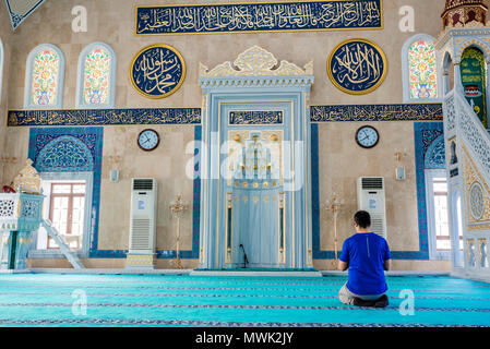 Unbekannter Mann betet in der Mitte Isabey Moschee in Bursa, Türkei. 20. Mai 2018 Stockfoto