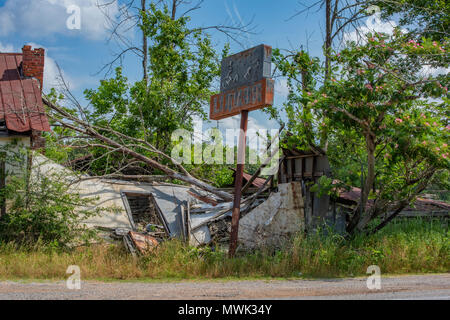 ELM Grove, LA, USA - 20. MAI 2018: Eine verwitterte alte Geschäft wird nach und nach durch die Elemente der Natur zurückerobert. Stockfoto